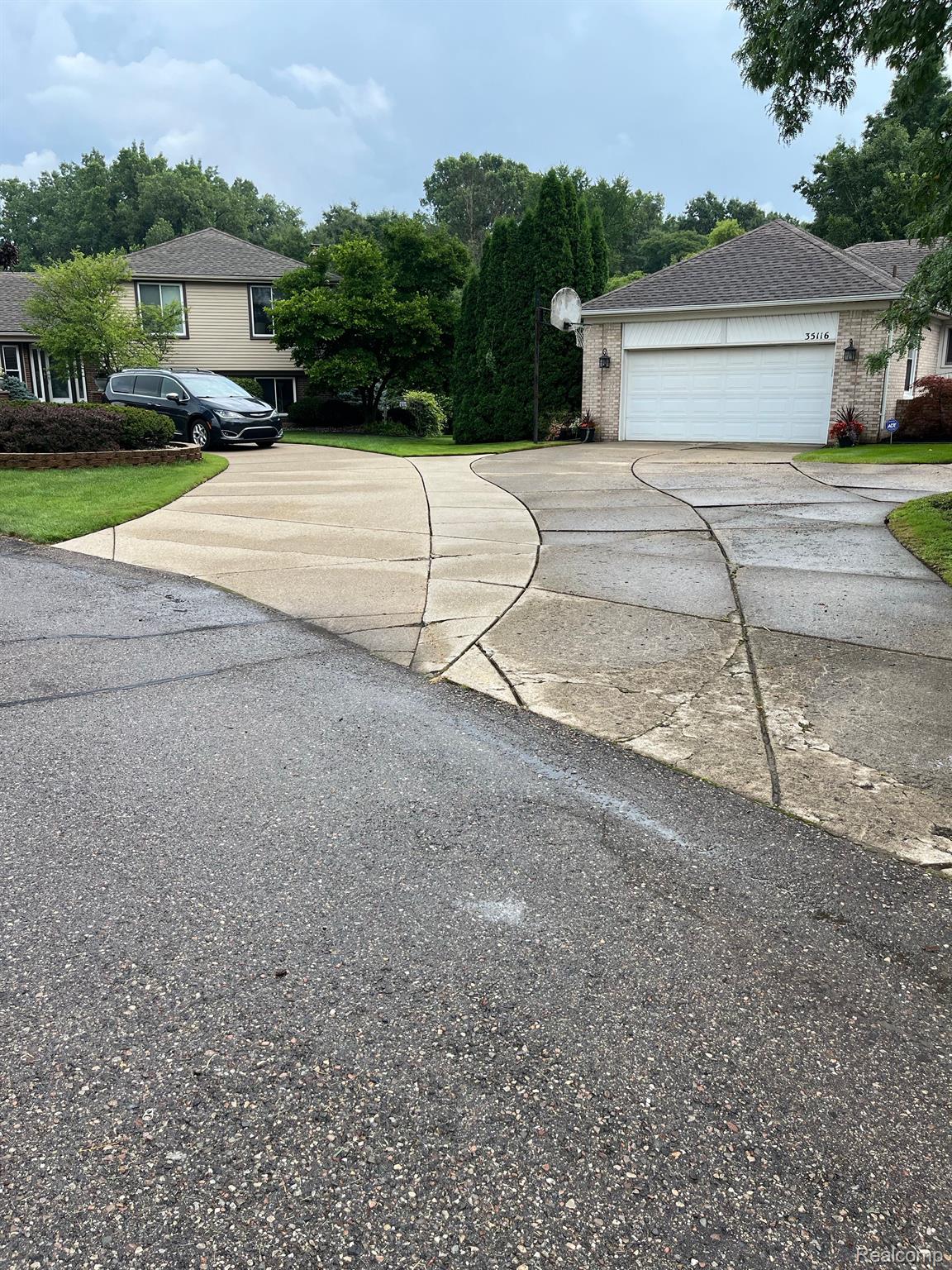 35128 Banbury Road Livonia, MI 48152 - Photo 39 of 41 Shows median that is