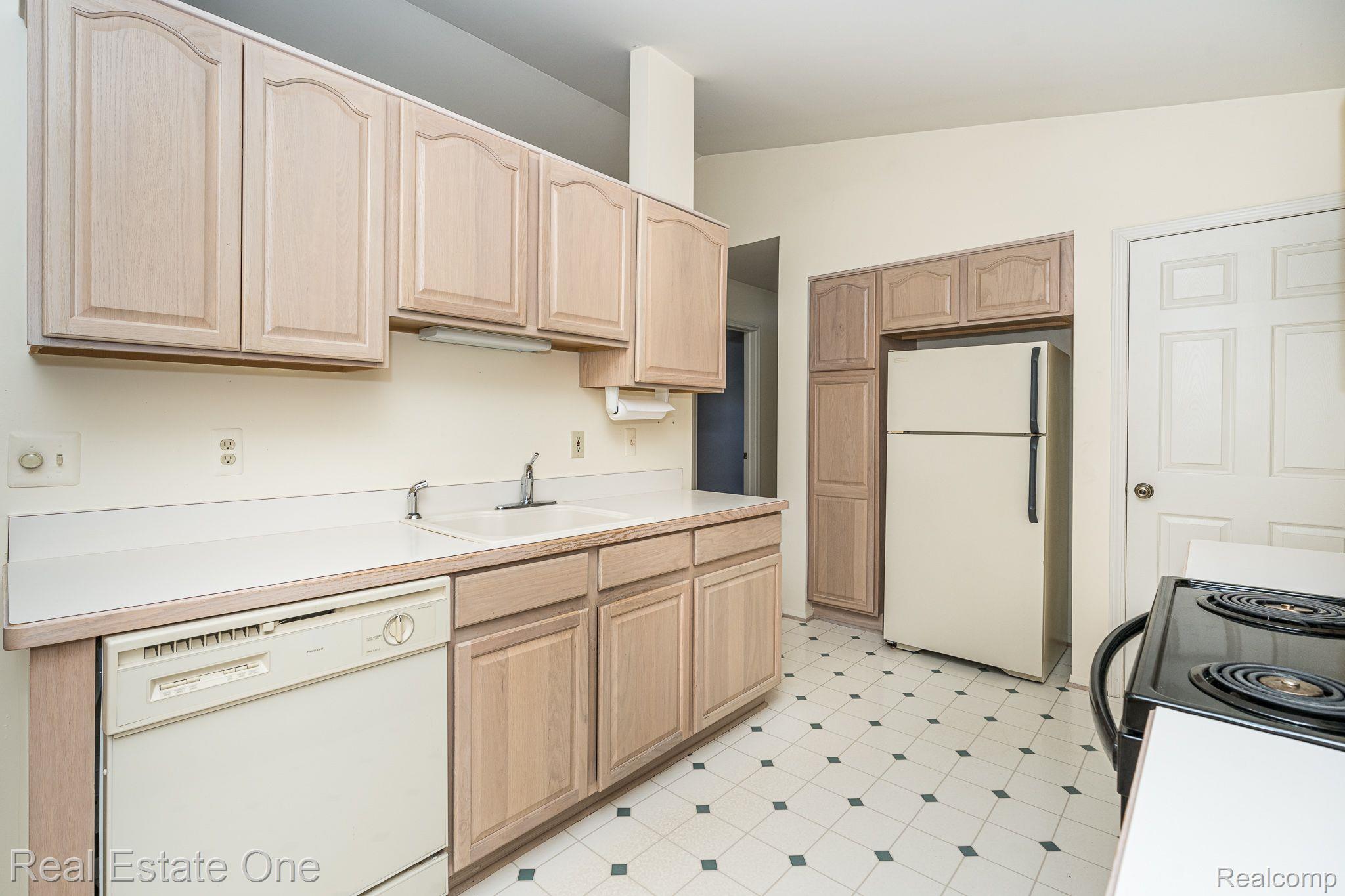 170 Pine Tree Ridge, Unit 2 Waterford, MI 48327 - Photo 3 of 29 Gallery Image 3