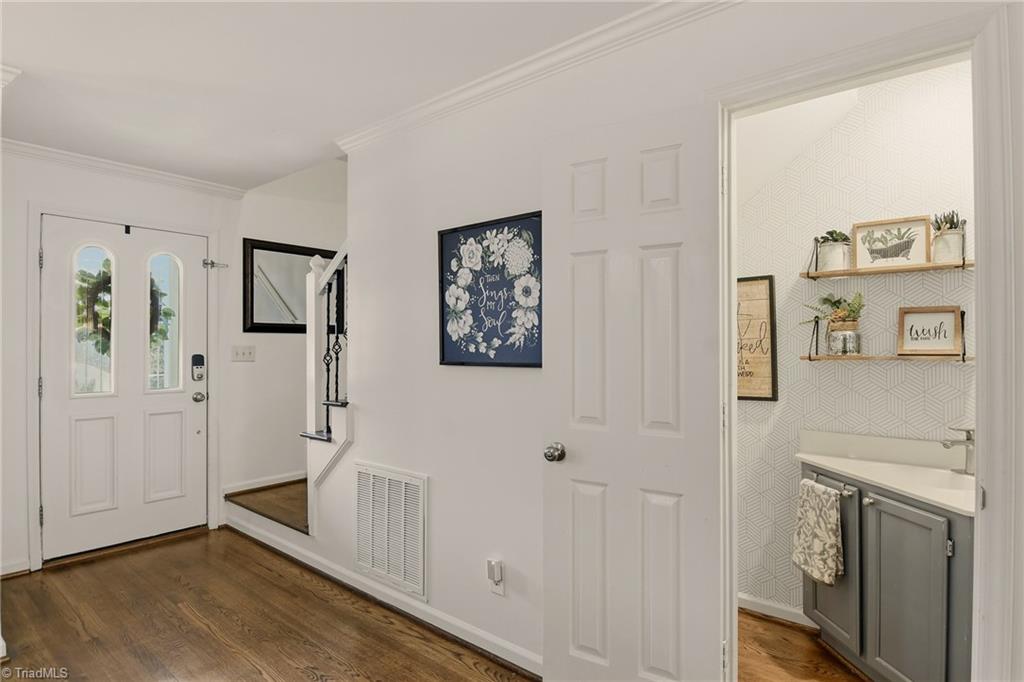 317 Canterbury Road High Point, NC 27262 - Photo 9 of 32