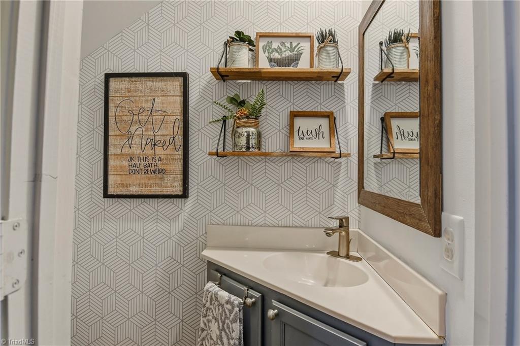 317 Canterbury Road High Point, NC 27262 - Photo 10 of 32