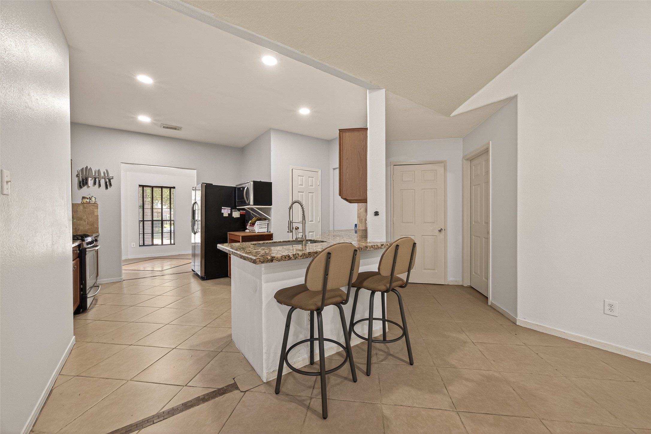 19322 Dawn Canyon Road Houston, TX 77084 - Photo 6 of 37 Kitchen bar area.