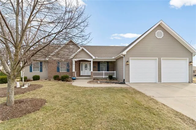 $432,900 | 305 Eagles Landing Parkway, Cameron, MO 64429