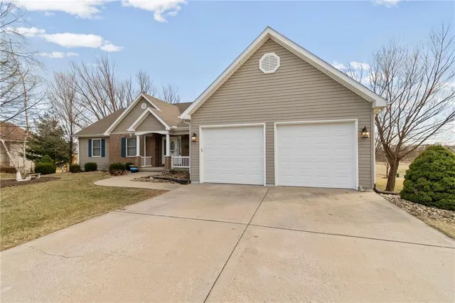 $432,900 | 305 Eagles Landing Parkway, Cameron, MO 64429