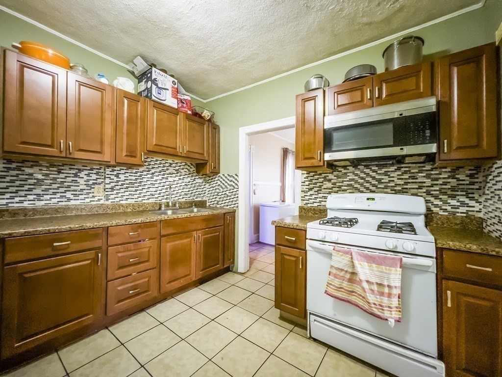 24 Cleveland Street Springfield, MA 01104 - Photo 6 of 19