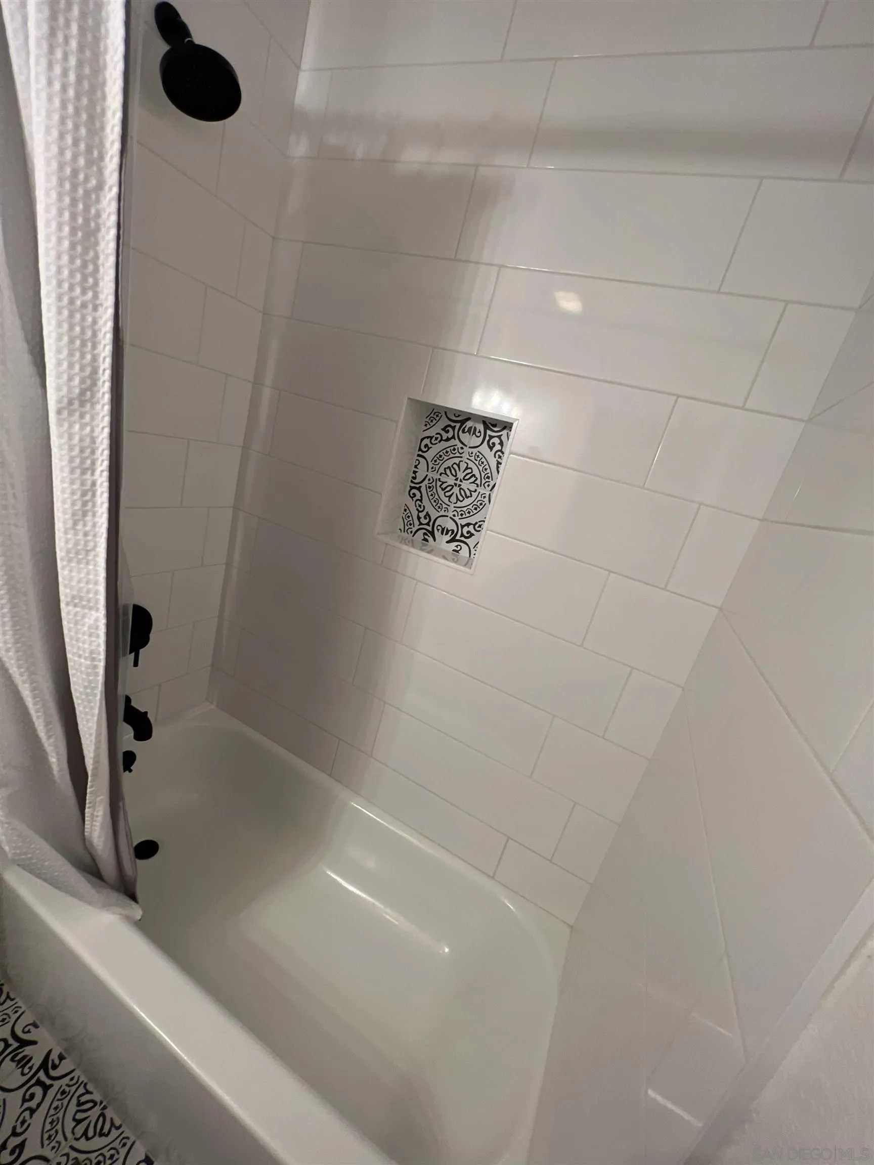 5462 Adobe Falls Road, Unit 11 San Diego, CA 92120 - Photo 14 of 19 a bathroom with a bathtub