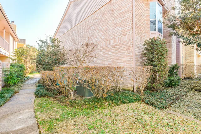a view of back yard of the house