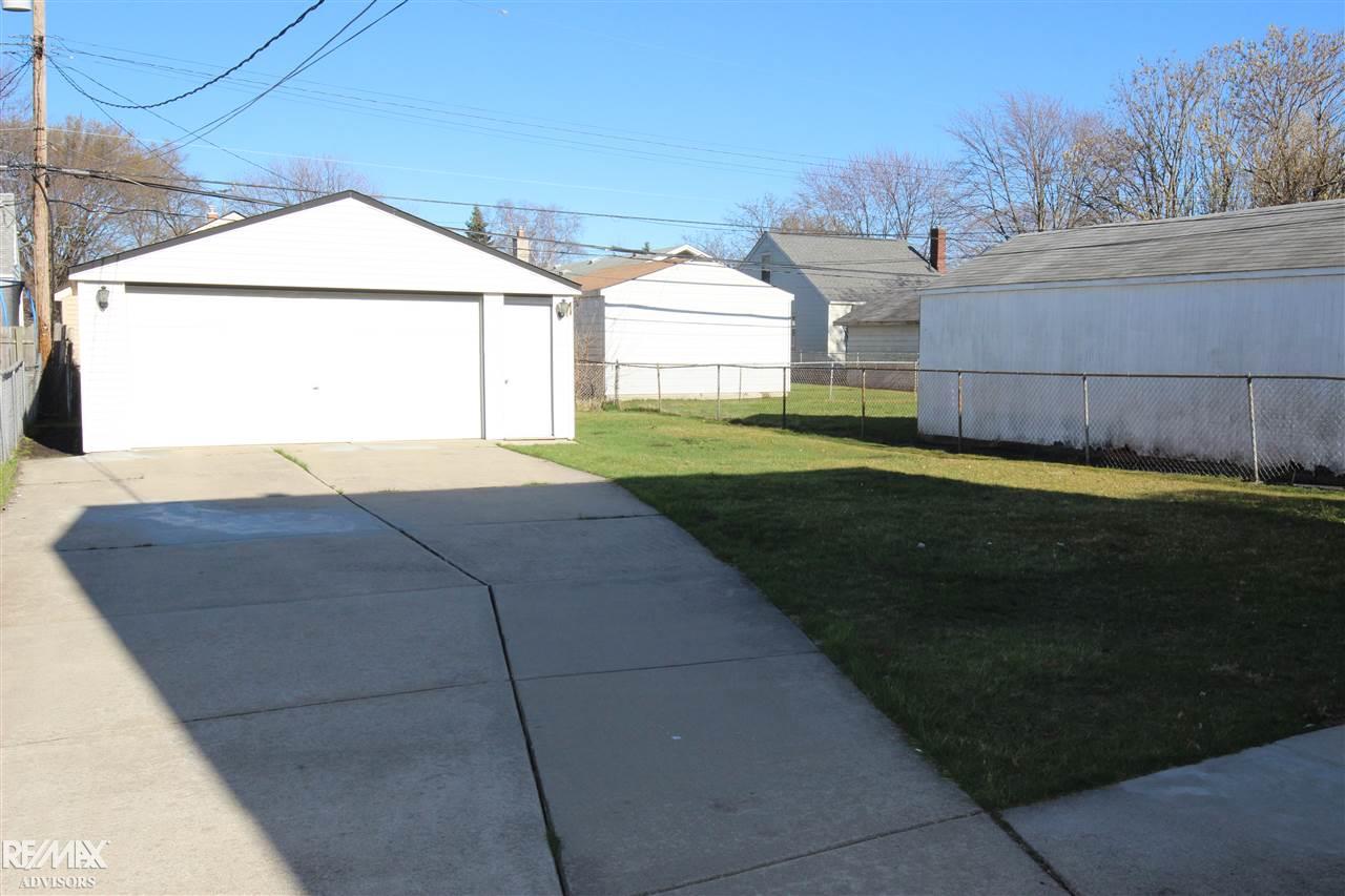 22124 Rausch Avenue Eastpointe, MI 48021 - Photo 3 of 14 31376689-2.JPG