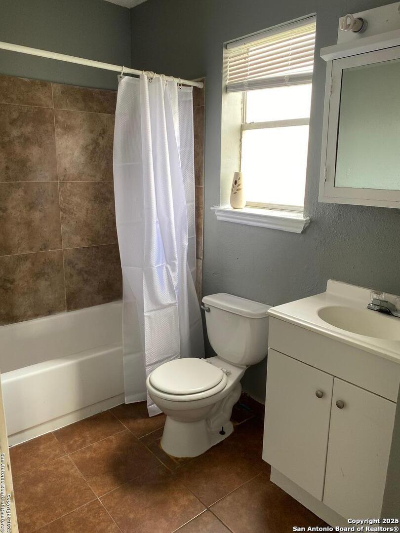 4949 Hamilton Wolfe Road, Unit 5201 San Antonio, TX 78229 - Photo 19 of 29 a bathroom with a sink toilet and shower
