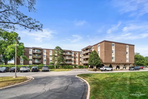 $189,900 | 1321 South Finley Road, Unit 212, Lombard, IL 60148