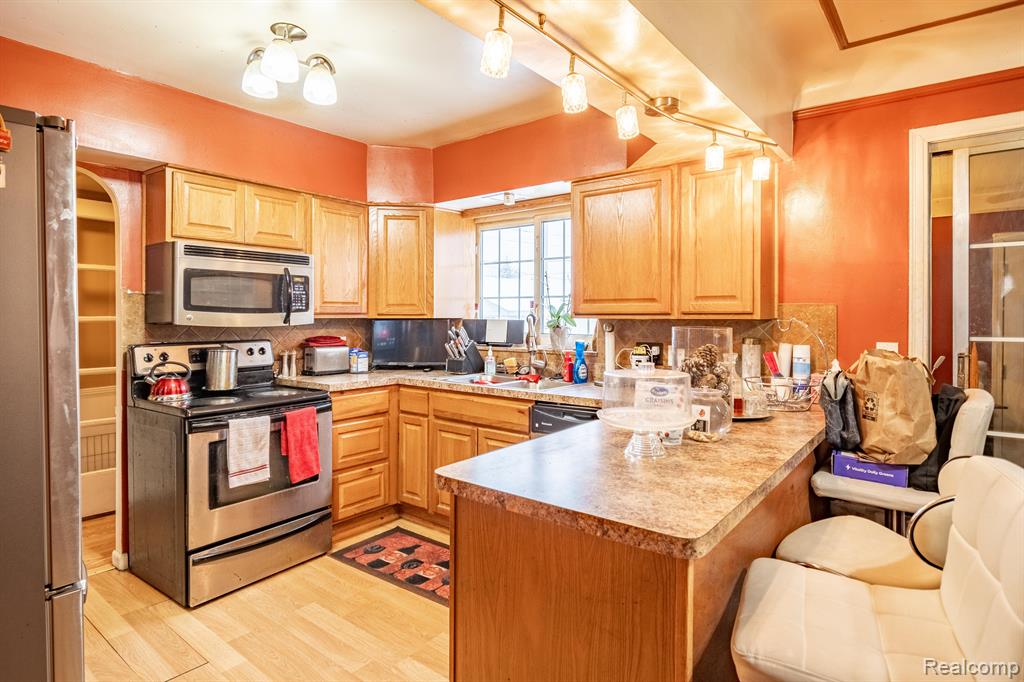 15337 Charles R Avenue Eastpointe, MI 48021 - Photo 3 of 36 Gallery Image 3
