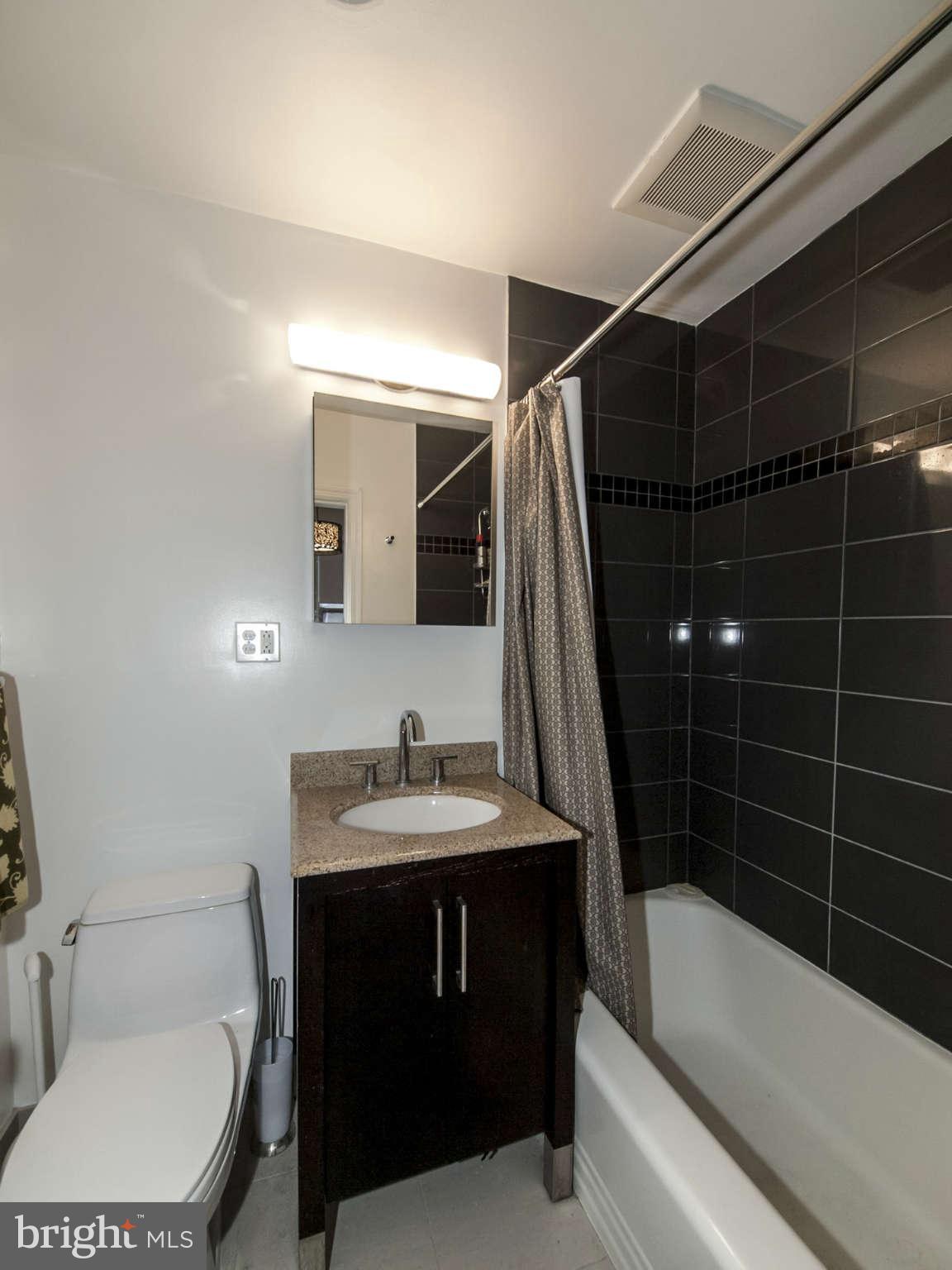 2010 Kalorama Road Northwest, Unit 303 Washington, DC 20009 - Photo 17 of 20 Bath