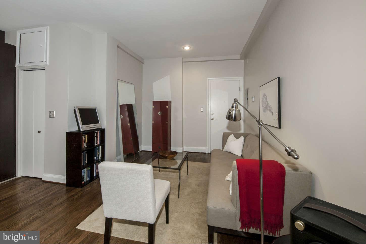 2010 Kalorama Road Northwest, Unit 303 Washington, DC 20009 - Photo 5 of 20 Living Room
