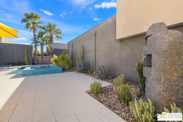 a view of a backyard