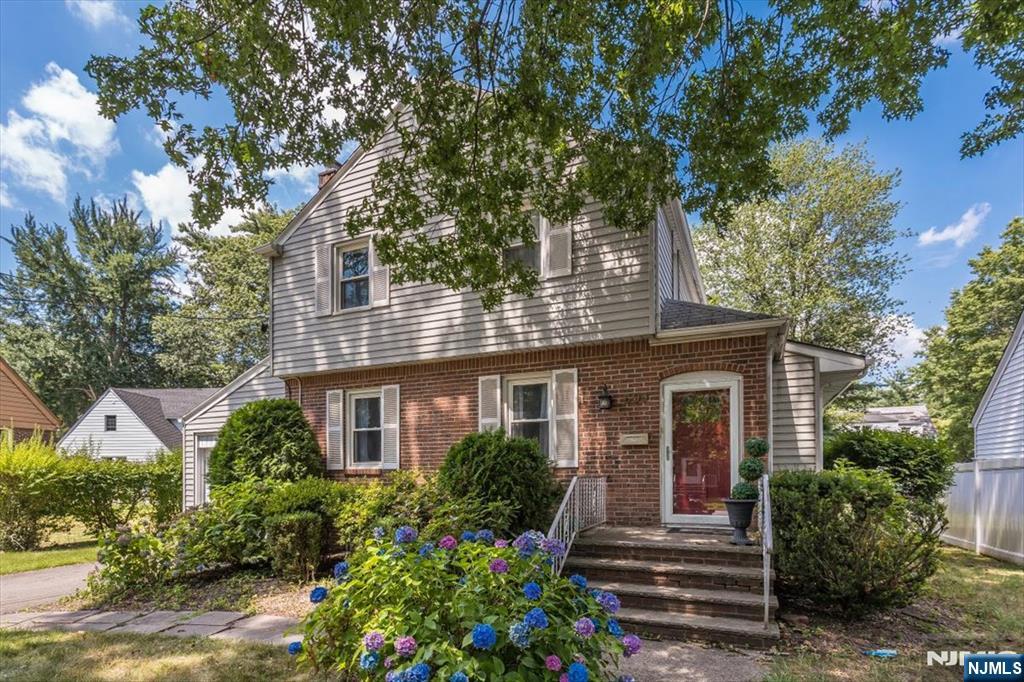699 Kent Avenue Teaneck, NJ 07666 - Photo 3 of 31 front view of a house