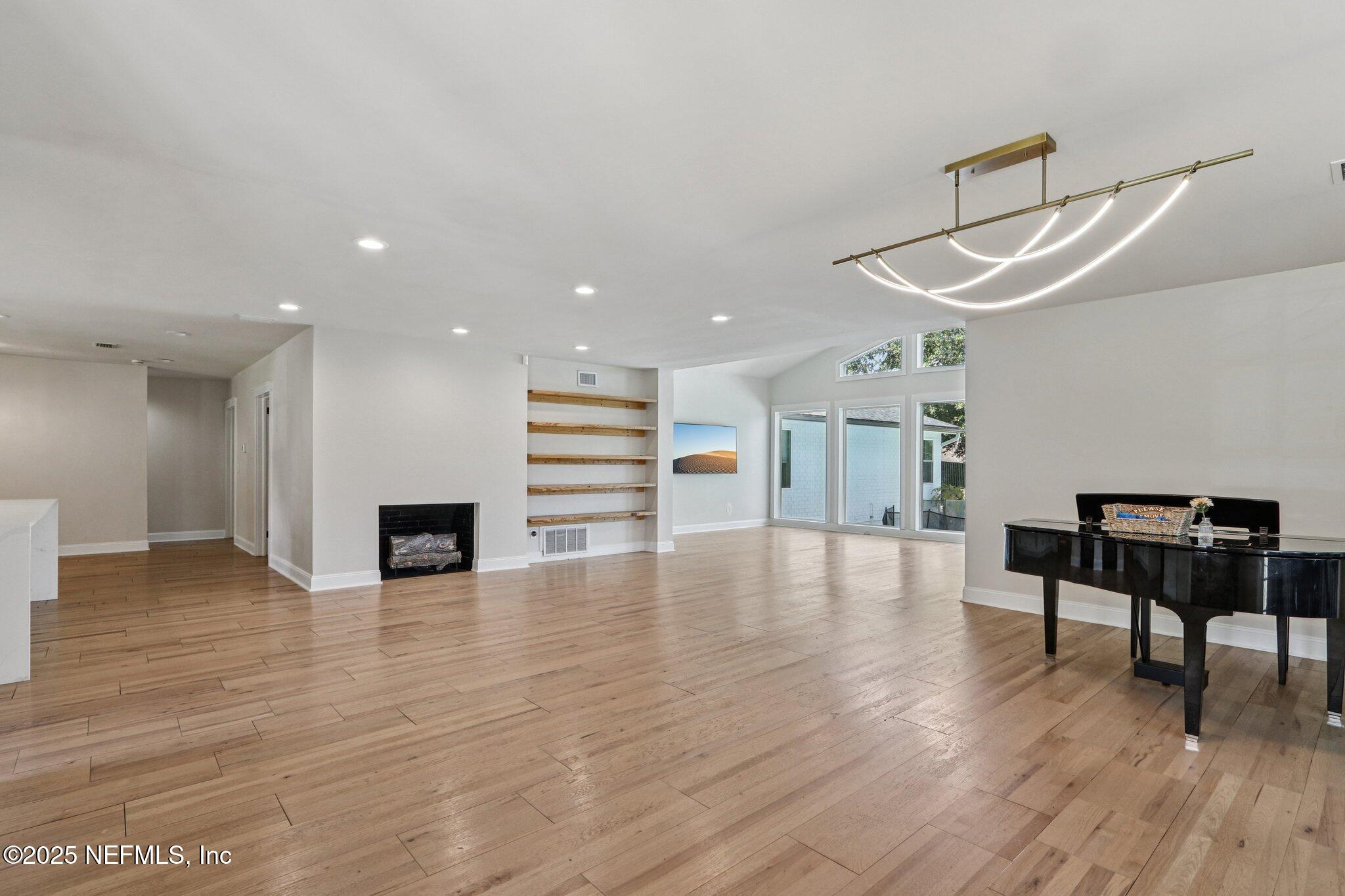 1536 Mayfair Road Jacksonville, FL 32207 - Photo 11 of 58 Living Area