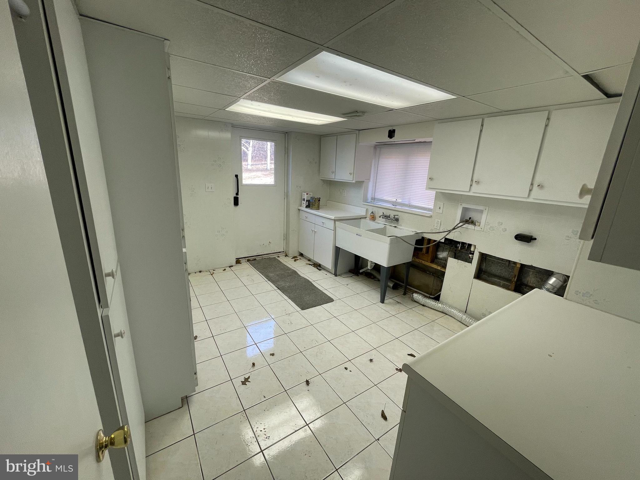 189 Morris Road Harleysville, PA 19438 - Photo 17 of 33 a room with chairs and window