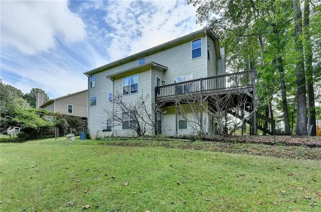 a view of front of a house with a yard