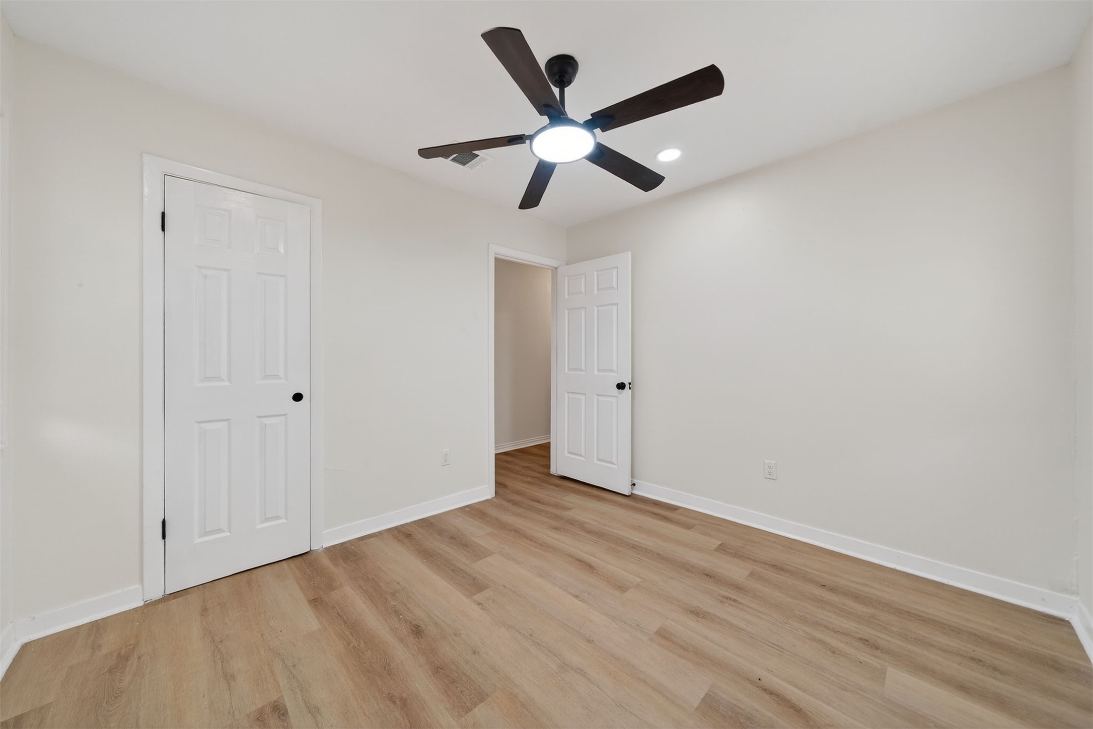 907 South 3rd Street La Porte, TX 77571 - Photo 13 of 38