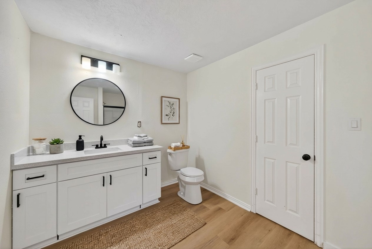 907 South 3rd Street La Porte, TX 77571 - Photo 25 of 38 Virtually staged bathroom