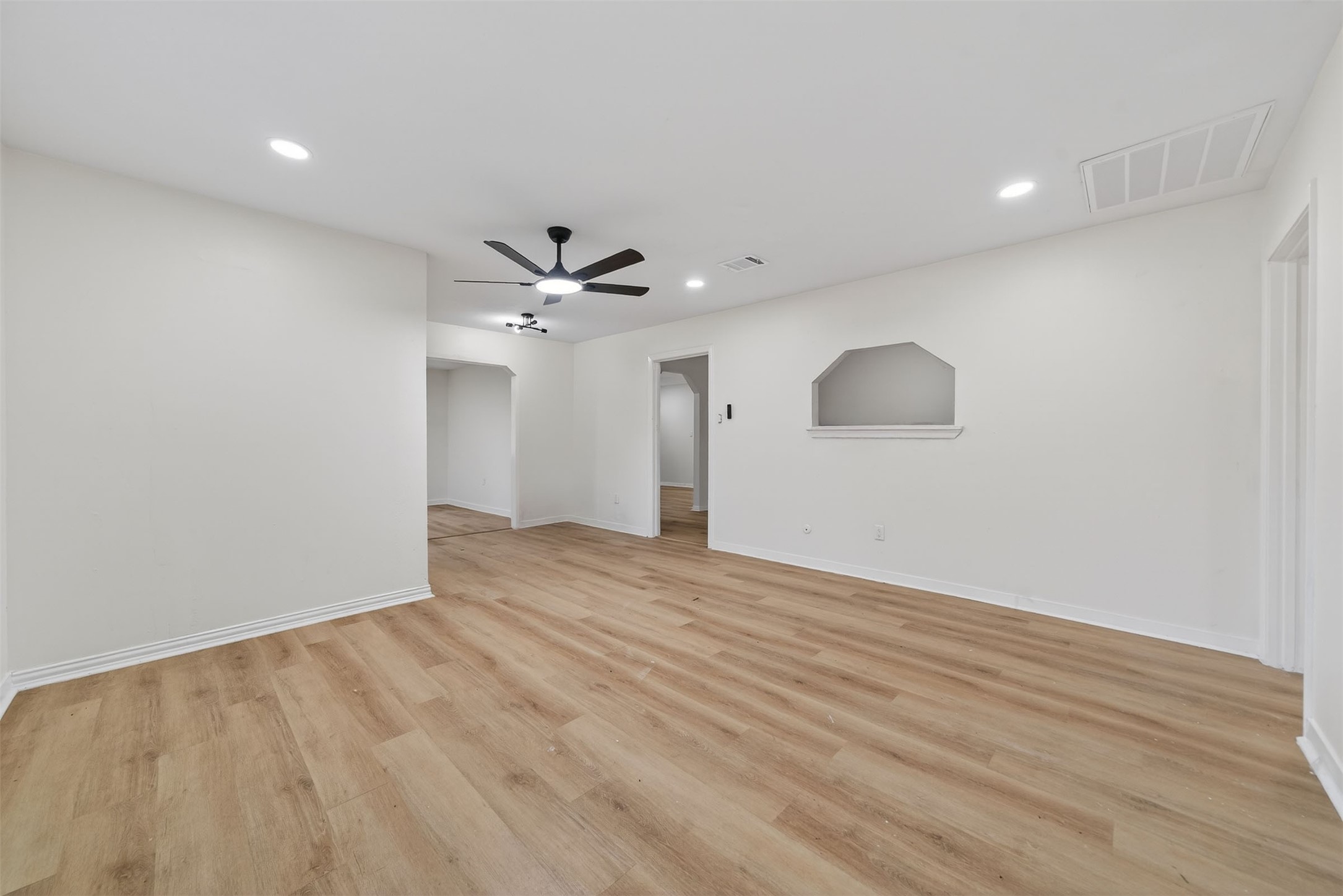 907 South 3rd Street La Porte, TX 77571 - Photo 10 of 38