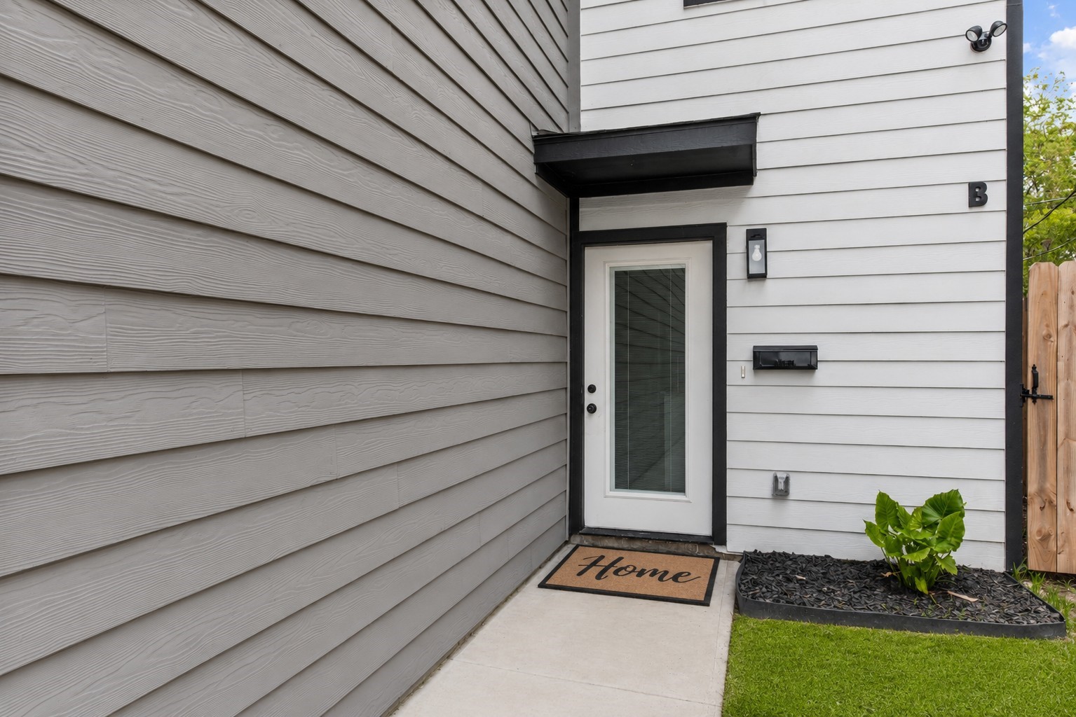 8161 Tate Street, Unit B Houston, TX 77028 - Photo 2 of 14 a house with a outdoor space