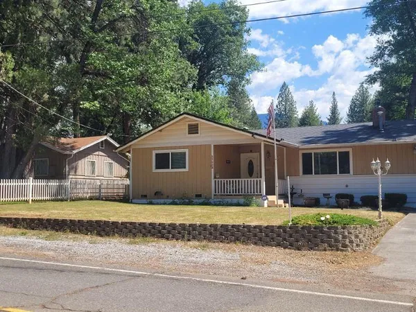 a view of a house with backyard