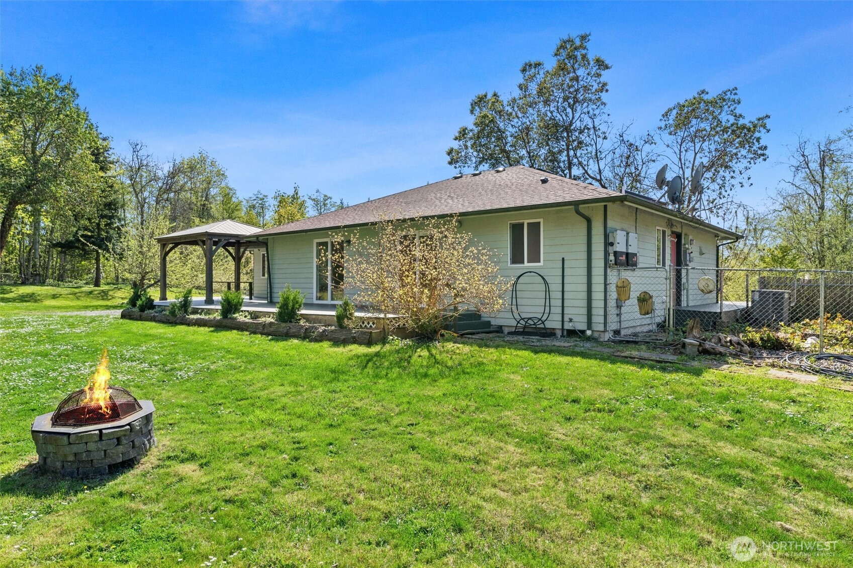 341 West Mountain View Road Camano Island, WA 98282 - Photo 8 of 40 Gallery Image 8