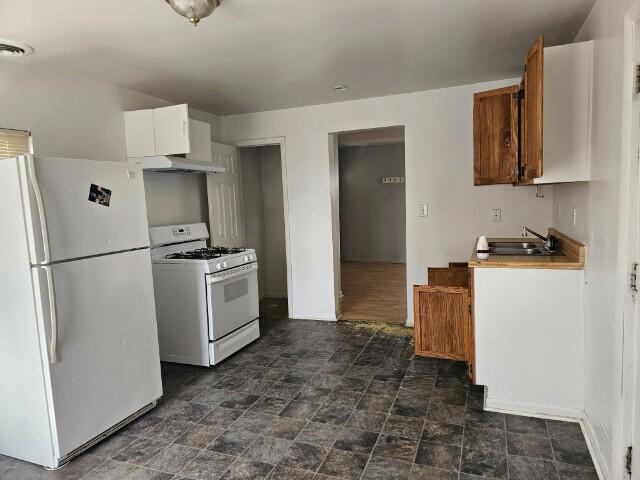 5421 West Main Street Monee, IL 60449 - Photo 3 of 13 a kitchen with a refrigerator and a stove