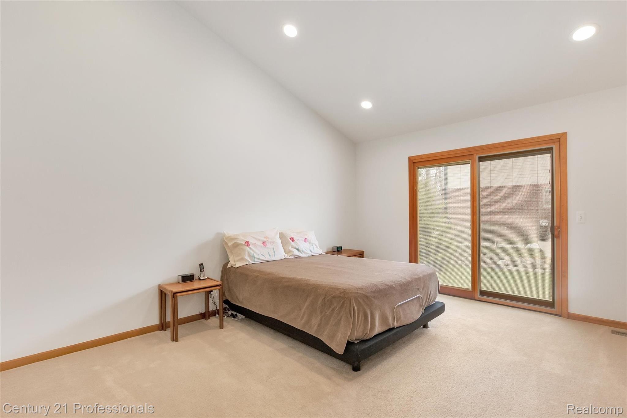1571 Nadine Rochester, MI 48307 - Photo 22 of 50 23-1571-Nadine-WindowStill-Real-Estate-Photography-24.jpg