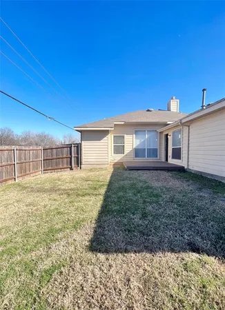 a view of a house with backyard and garden