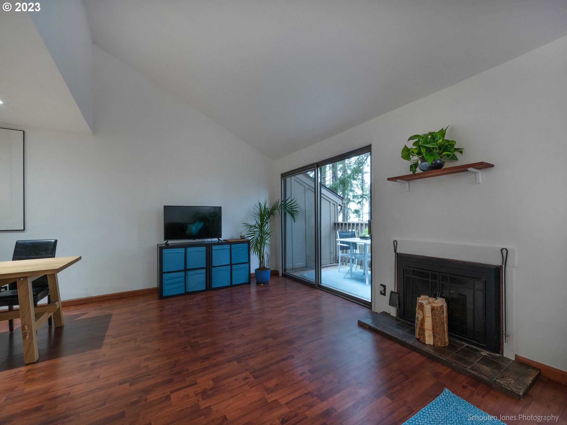 130 Treehill Loop Eugene, OR 97405 - Photo 6 of 42 Living Room