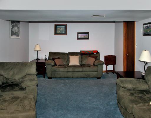 799 Lindsay Road Carnegie, PA 15106 - Photo 5 of 8 Den/Family/Great Room.
