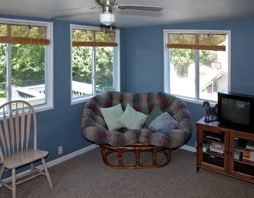 799 Lindsay Road Carnegie, PA 15106 - Photo 6 of 8 Den/Family/Great Room.