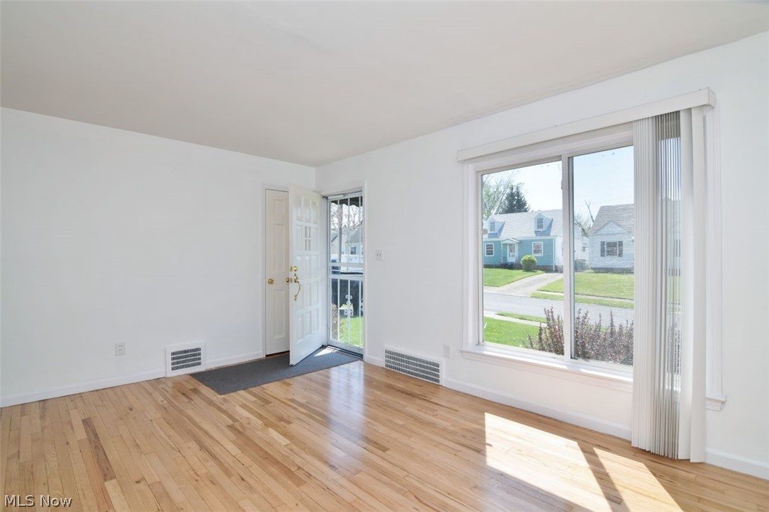 20919 Hansen Road Maple Heights, OH 44137 - Photo 3 of 25 Living Room
