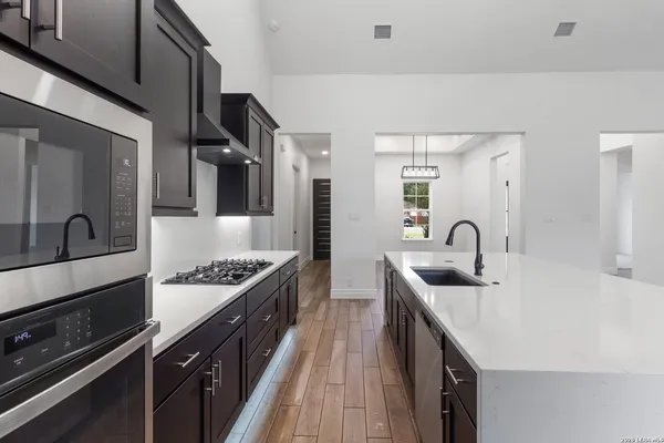 $600,000 | 15509 York, Selma, TX 78154