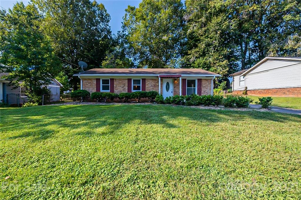 a view of a house with a yard