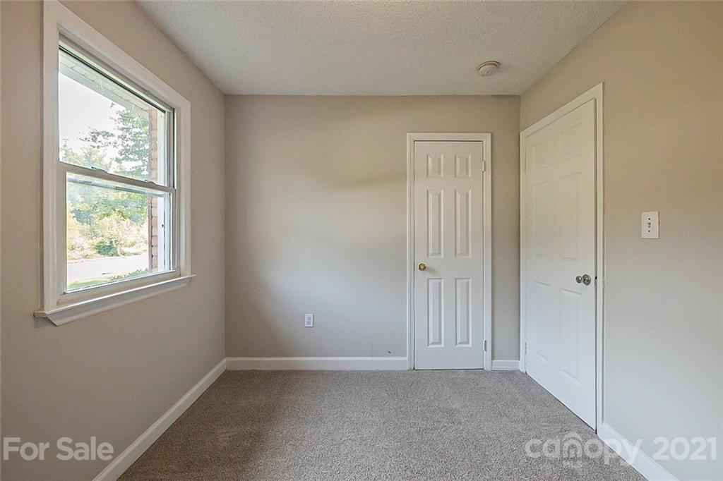 922 Capps Hill Mine Road Charlotte, NC 28216 - Photo 7 of 10 an empty room with windows