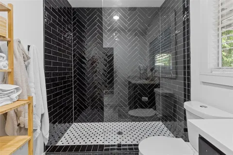 a bathroom with a toilet and a shower
