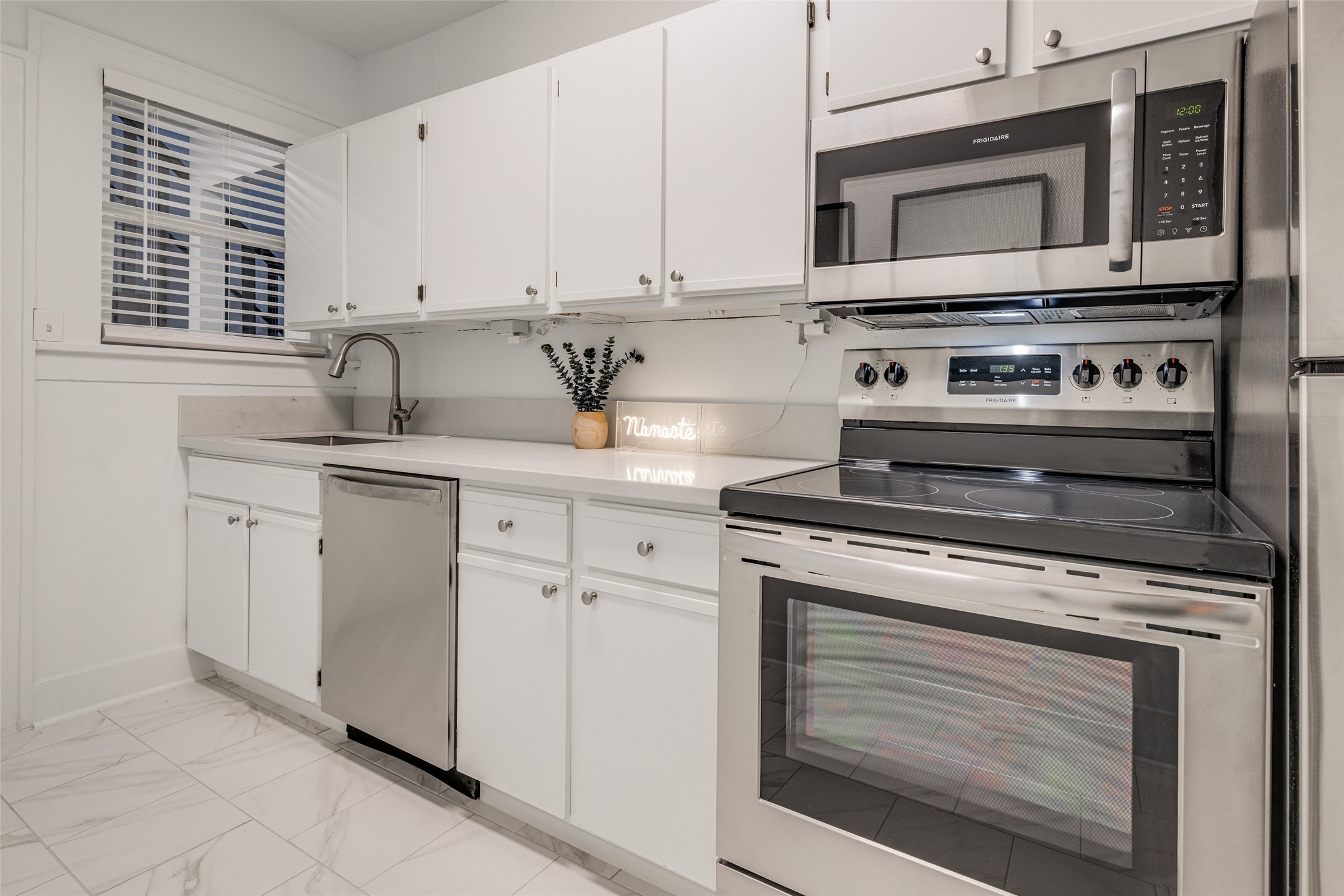 601 Bomar Street, Unit 2 Houston, TX 77006 - Photo 20 of 28 Kitchen MODEL PHOTOS OF SAME FLOOR PLAN UNIT