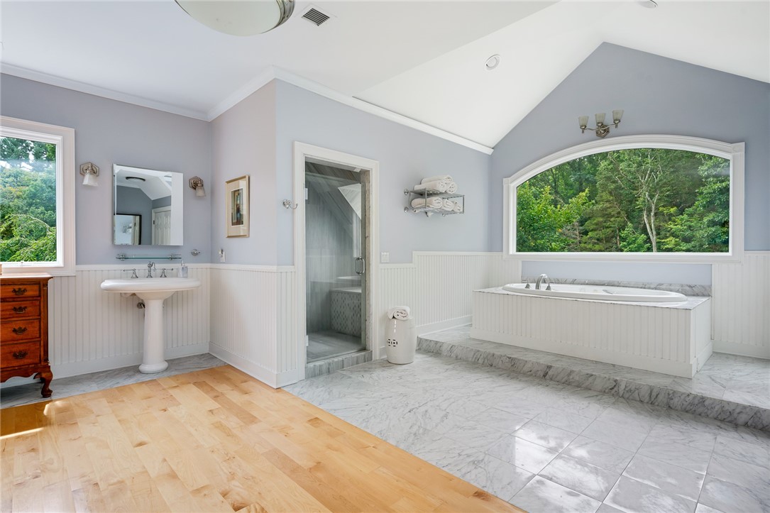 332 Log Road Smithfield, RI 02917 - Photo 25 of 40 Master bath