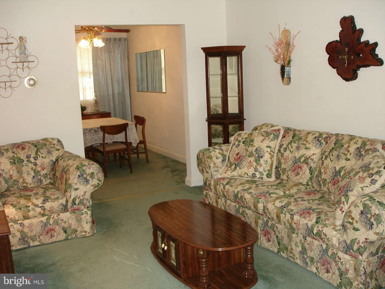 1904 Jasmine Road Baltimore, MD 21222 - Photo 8 of 30 Living Room