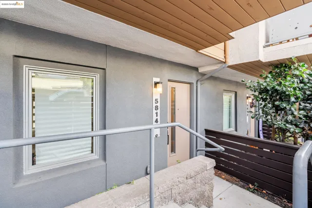 a view of entryway with a front door