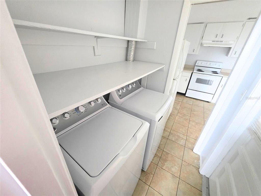 546 Briarwood Road Venice, FL 34293 - Photo 17 of 20 a utility room with dryer and washer