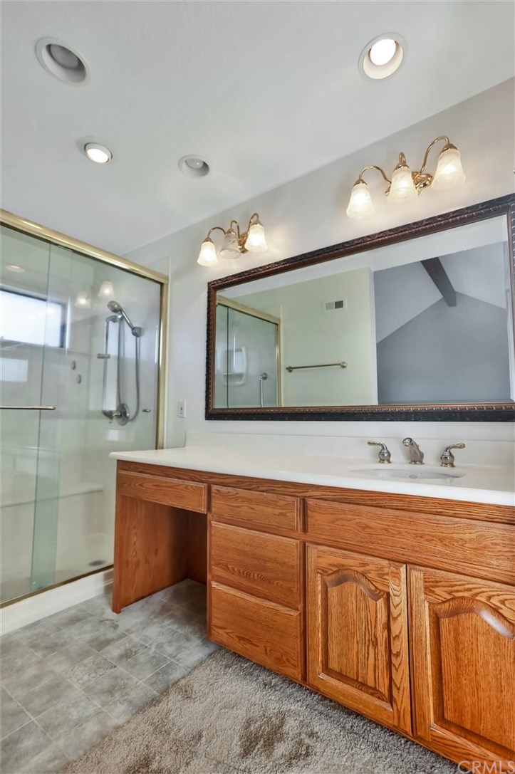 292 Palmer Street, Unit C2 Costa Mesa, CA 92627 - Photo 13 of 40 Master Suite on 1st Level En Suite.