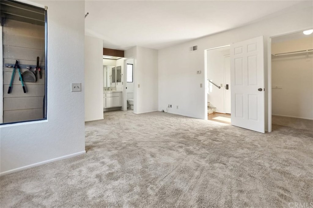292 Palmer Street, Unit C2 Costa Mesa, CA 92627 - Photo 19 of 40 Master Suite on 1st Level with en suite and large walk in closet.