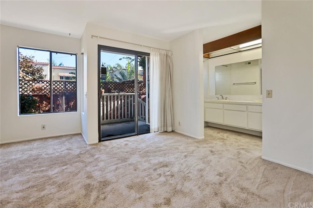 292 Palmer Street, Unit C2 Costa Mesa, CA 92627 - Photo 20 of 40 Master Suite on the 1st floor has its own private entrance with patio area, and en suite full bath.