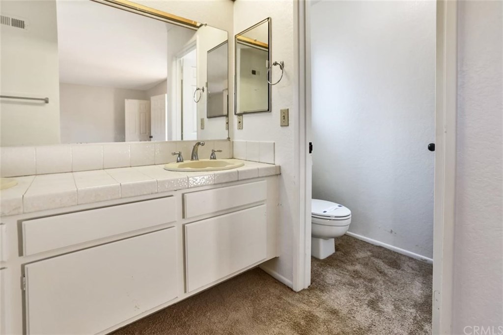 292 Palmer Street, Unit C2 Costa Mesa, CA 92627 - Photo 21 of 40 Master suite on 1st level comes with an en suite full bathroom and large walk in closet.