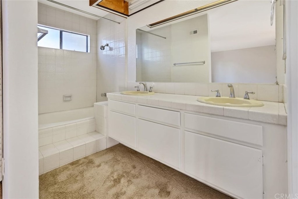 292 Palmer Street, Unit C2 Costa Mesa, CA 92627 - Photo 22 of 40 En suite full bath in Master Suite on 1st Level.