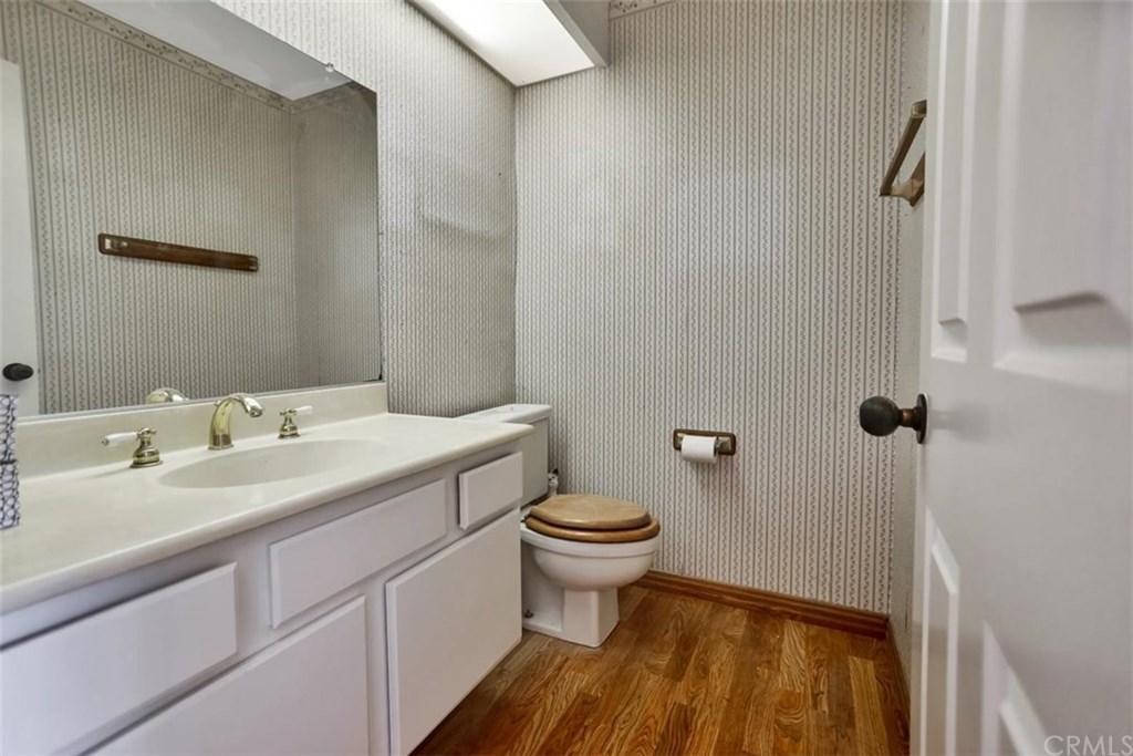 292 Palmer Street, Unit C2 Costa Mesa, CA 92627 - Photo 24 of 40 Guest/Hall Bath.