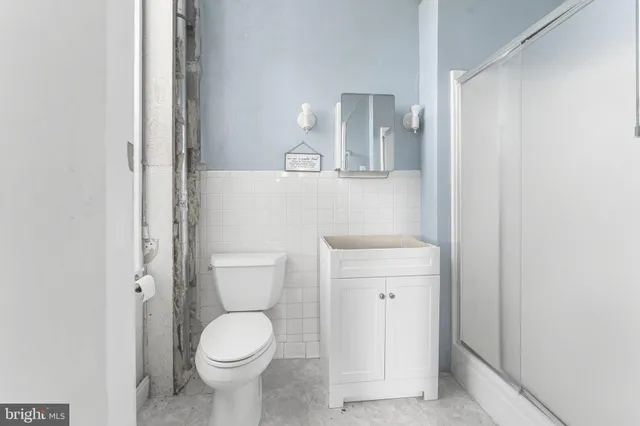 a bathroom with a toilet
